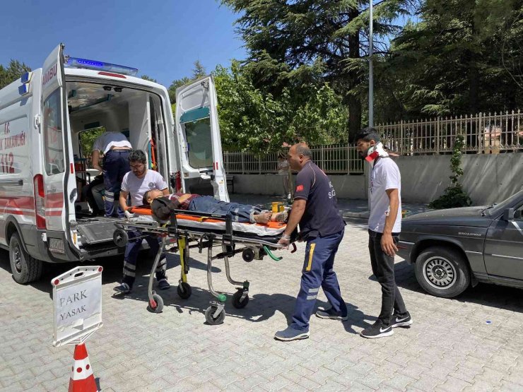 Konya’da pikap traktöre bağlı saman balya makinesine çarptı: 3 yaralı