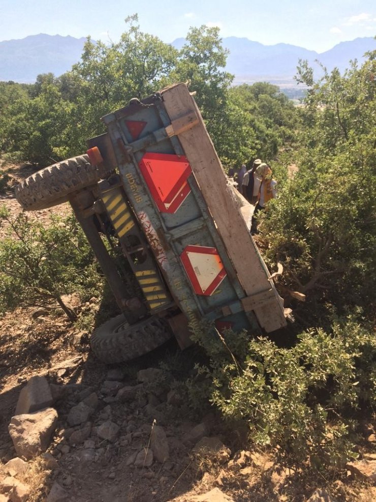 Traktörün devrilmesi sonucu ağır yaralan kadın hayatını kaybetti