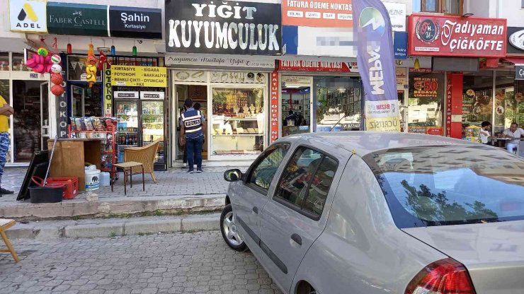 Döviz bozdurma bahanesiyle kuyumcudan 100 bin lira çaldılar