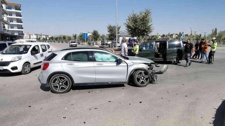 Aksaray’da iki otomobil çarpıştı: 3 yaralı