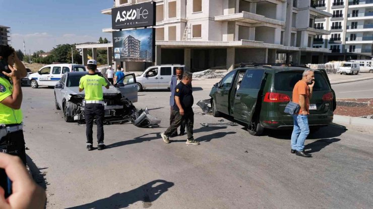 Aksaray’da iki otomobil çarpıştı: 3 yaralı