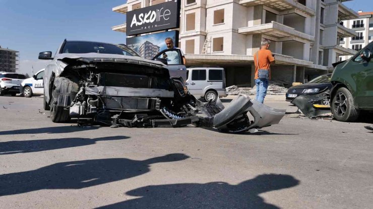 Aksaray’da iki otomobil çarpıştı: 3 yaralı