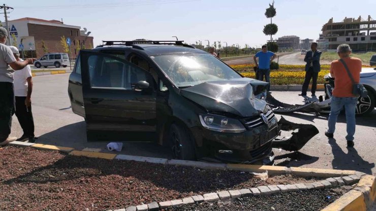 Aksaray’da iki otomobil çarpıştı: 3 yaralı