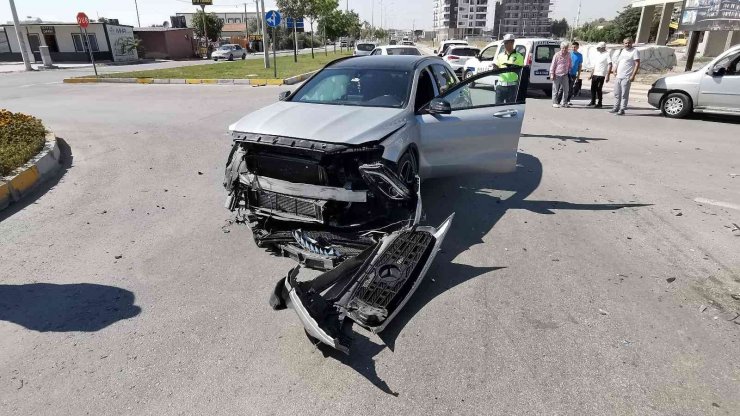 Aksaray’da iki otomobil çarpıştı: 3 yaralı