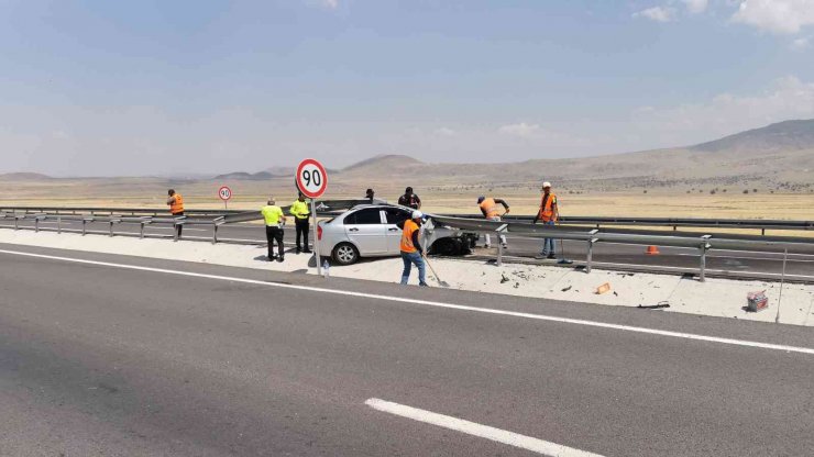 Kontrolden çıkan otomobil demir bariyere saplandı: 3 yaralı