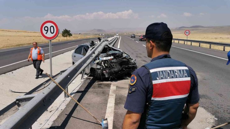 Kontrolden çıkan otomobil demir bariyere saplandı: 3 yaralı