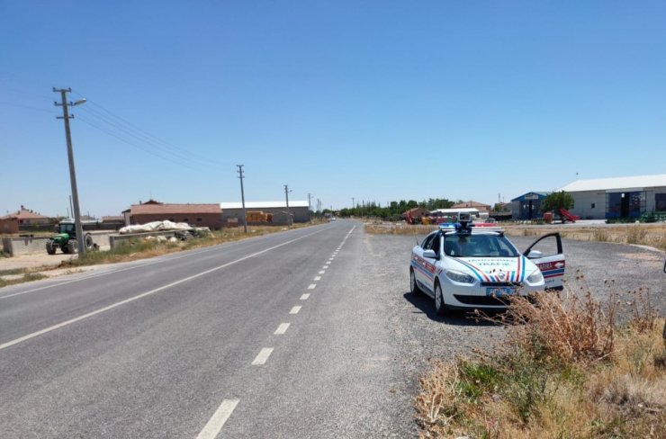 Trafik jandarması köy yollarında hız denetimlerini sürdürüyor