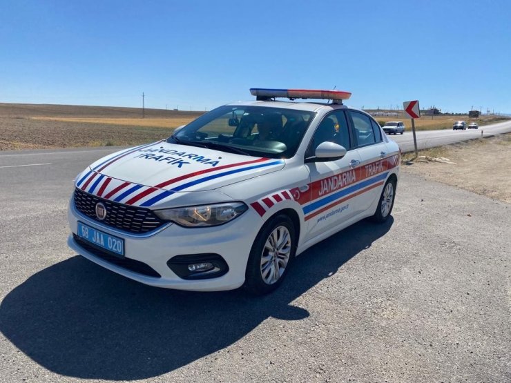 Trafik jandarması köy yollarında hız denetimlerini sürdürüyor