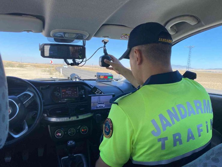 Trafik jandarması köy yollarında hız denetimlerini sürdürüyor