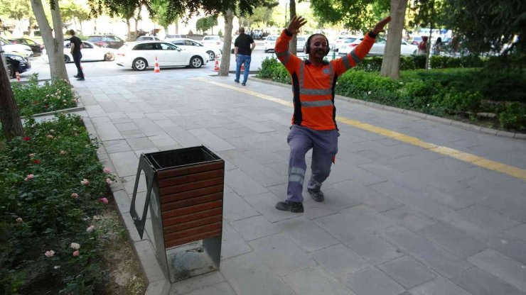 Temizlerken eğleniyor, neşesiyle herkesi güldürüyor