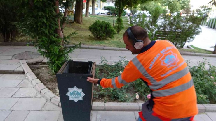 Temizlerken eğleniyor, neşesiyle herkesi güldürüyor