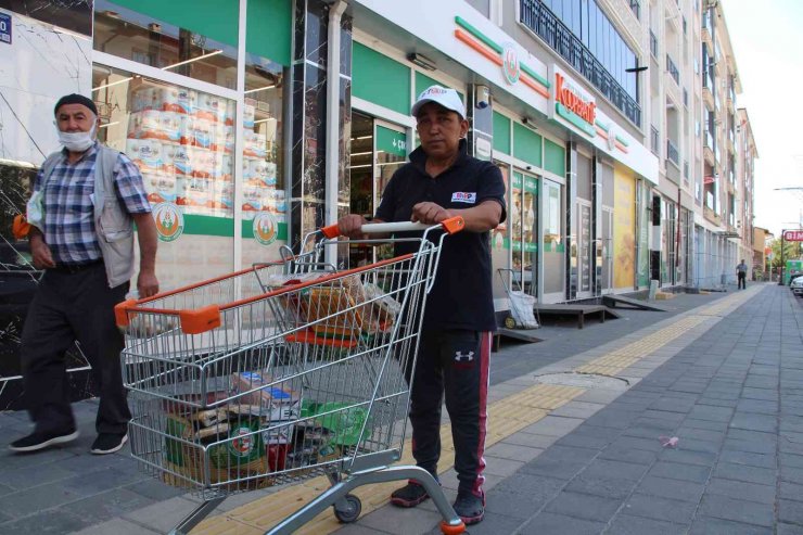 Bazı tüketiciler yeni etiket fiyatlarını uygun bulurken, birçok tüketici de indirimi hissetmediklerini dile getirdi