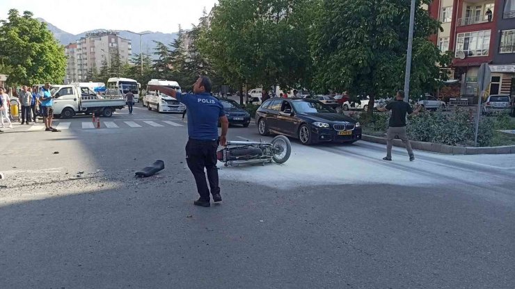 Hafif ticari araca çarpan motosiklet alev aldı