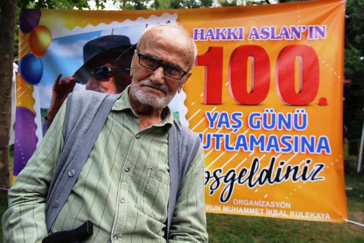 100 yıl boyunca hiç kutlamadığı doğum gününü torunlarının sürprizi ile kutladı