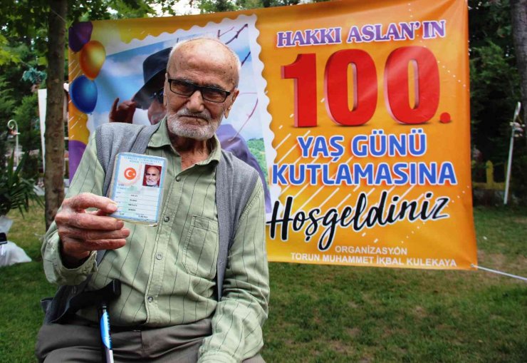 100 yıl boyunca hiç kutlamadığı doğum gününü torunlarının sürprizi ile kutladı