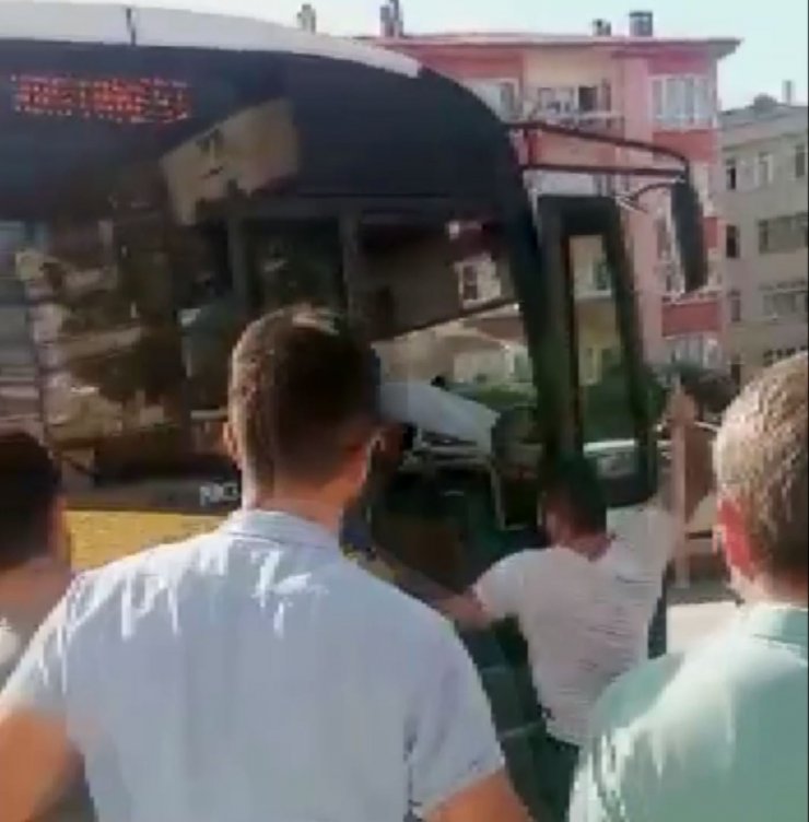 Aksaray’da şoförlerin yol verme tartışması sopalı kavgaya dönüştü