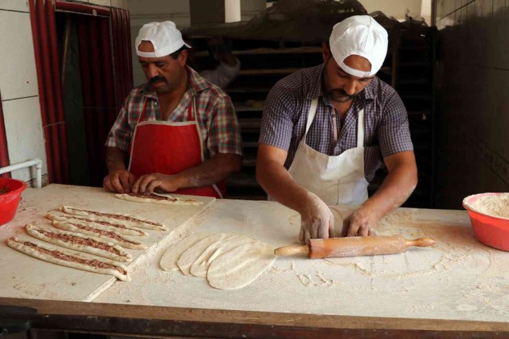 Günlük 3 bin ekmek üretiliyor, 200 gram ekmek 3 liradan satışa sunuluyor