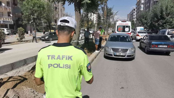 Otomobilin çarptığı kadın yaralandı