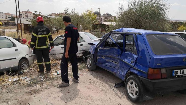 Aday sürücü park halindeki 3 araca çarptı: 1 ağır yaralı