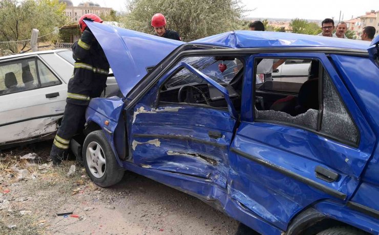 Aday sürücü park halindeki 3 araca çarptı: 1 ağır yaralı