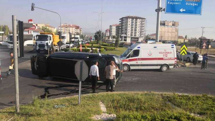 Aksaray’da minibüsle otomobil çarpıştı: 2’si çocuk 6 kişi yaralandı