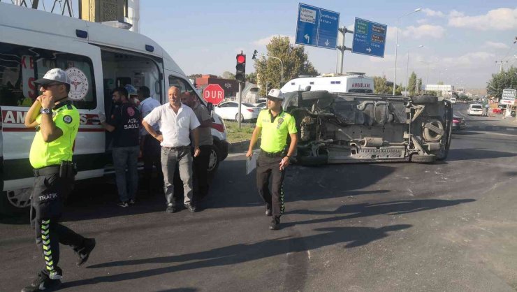 Aksaray’da minibüsle otomobil çarpıştı: 2’si çocuk 6 kişi yaralandı