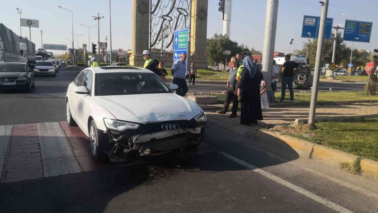 Aksaray’da minibüsle otomobil çarpıştı: 2’si çocuk 6 kişi yaralandı