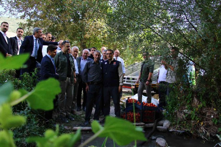 Bakan Dönmez, sıfır maliyet ile güneş enerjisinden tarla sulaması yapan MOBİTEM ürününü inceledi