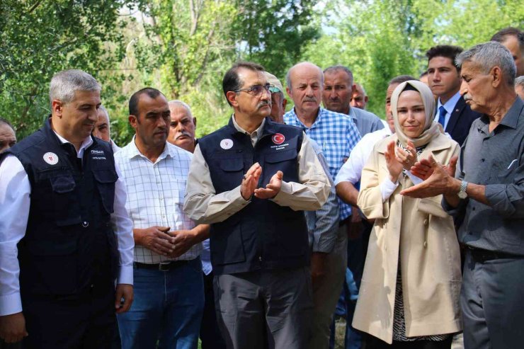 Bakan Dönmez, sıfır maliyet ile güneş enerjisinden tarla sulaması yapan MOBİTEM ürününü inceledi