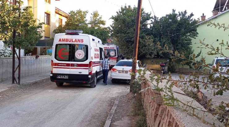 Trafikte tartışıp kendisini takip eden 5 kişiyi evinin önünde vurdu