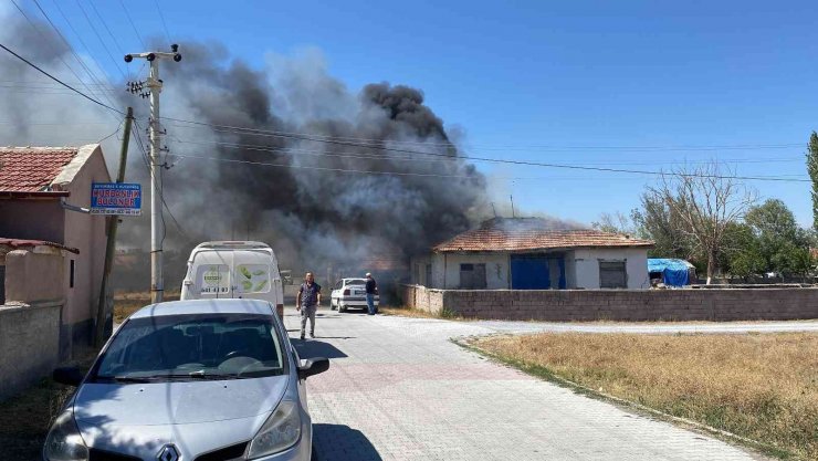 Bahçeye istiflenen atık malzemeler müstakil evi yaktı