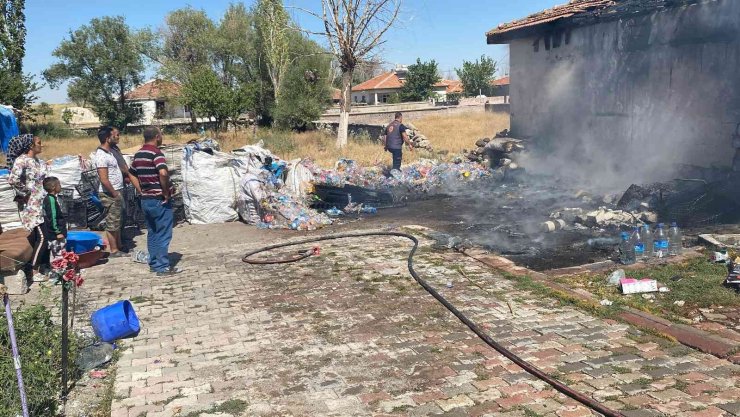 Bahçeye istiflenen atık malzemeler müstakil evi yaktı