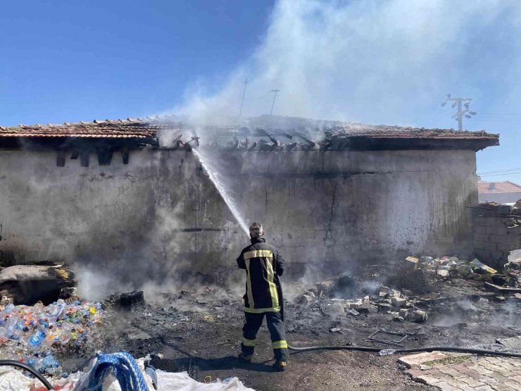 Bahçeye istiflenen atık malzemeler müstakil evi yaktı