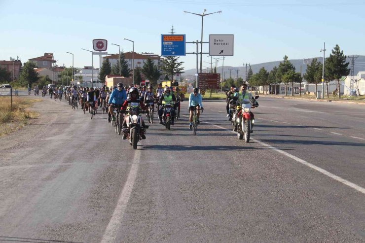 Bisikletseverler, Beyşehir Gölü etrafında bisiklet turunda