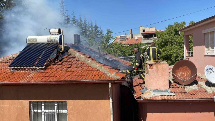 Konya’da müstakil ev yanarak kullanılamaz hale geldi