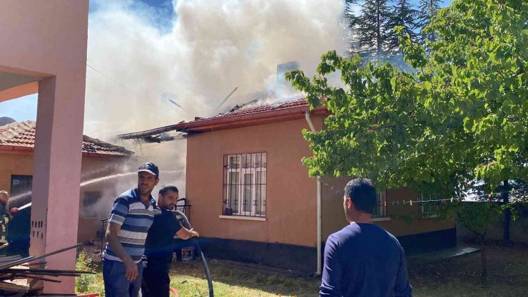 Konya’da müstakil ev yanarak kullanılamaz hale geldi