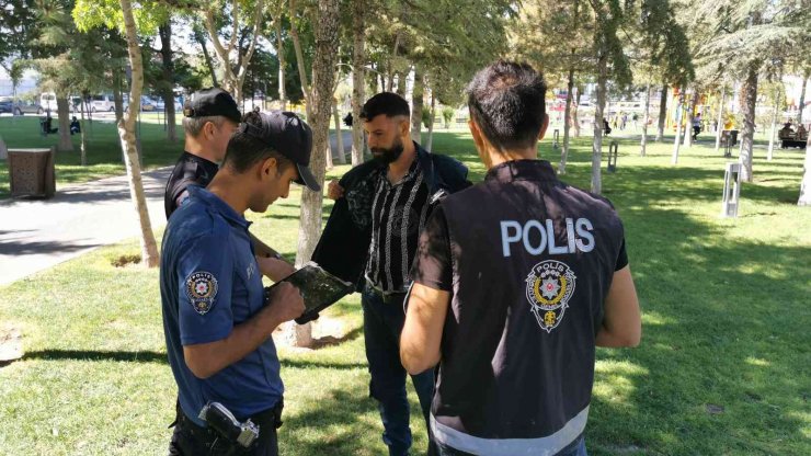 Aksaray’da polis ekipleri hem denetim yapıyor hem de vatandaşları dinliyor