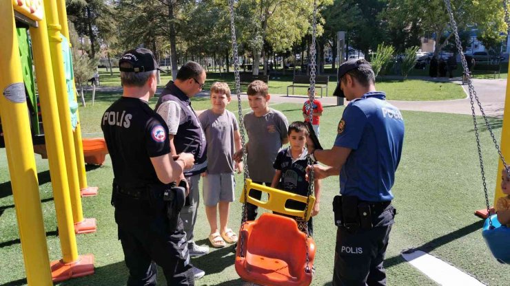 Aksaray’da polis ekipleri hem denetim yapıyor hem de vatandaşları dinliyor