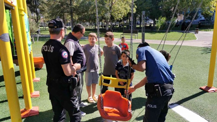 Aksaray’da polis ekipleri hem denetim yapıyor hem de vatandaşları dinliyor