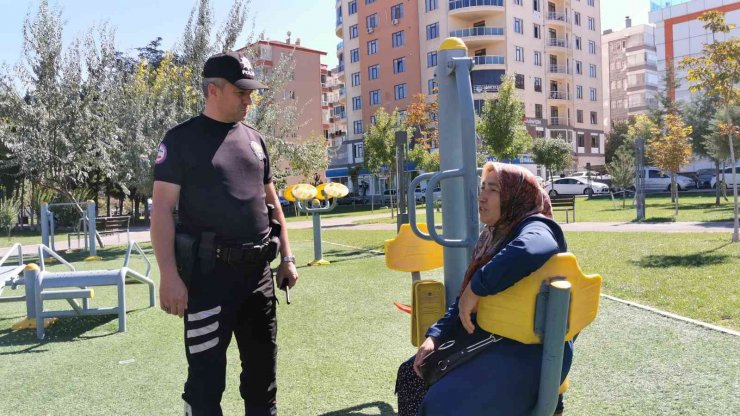 Aksaray’da polis ekipleri hem denetim yapıyor hem de vatandaşları dinliyor