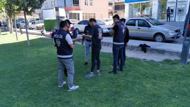 Aksaray’da polis ekipleri hem denetim yapıyor hem de vatandaşları dinliyor