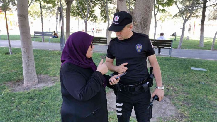 Aksaray’da polis ekipleri hem denetim yapıyor hem de vatandaşları dinliyor