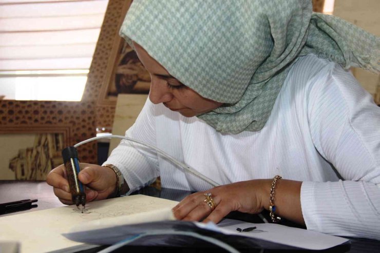 Portre resimleri yakarak tahtaya işlemesi mesleği oldu