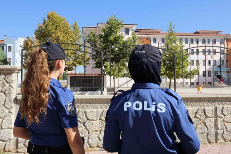 Okulların ilk gününde polis ekipleri güvenli eğitim denetimi yaptı