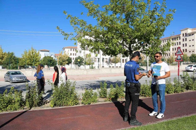 Okulların ilk gününde polis ekipleri güvenli eğitim denetimi yaptı