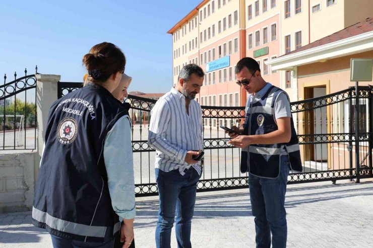 Okulların ilk gününde polis ekipleri güvenli eğitim denetimi yaptı