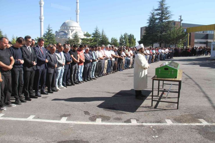 Okulların açıldığı gün, 28 yıl görev yaptığı okula cenazesi geldi