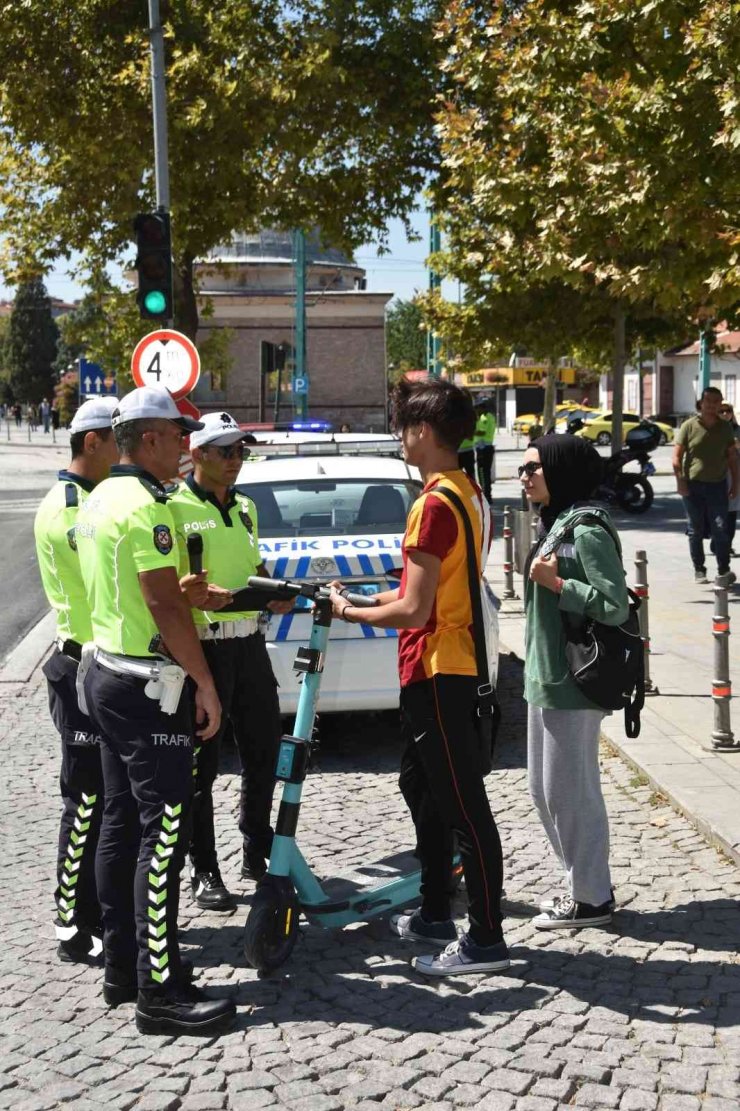 Konya’da elektrikli scooter sürücüleri denetlendi