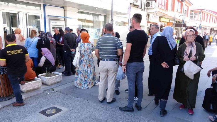 Yozgat’ta sosyal konut için banka önlerinde yoğunluk sürüyor