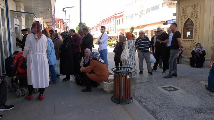 Yozgat’ta sosyal konut için banka önlerinde yoğunluk sürüyor